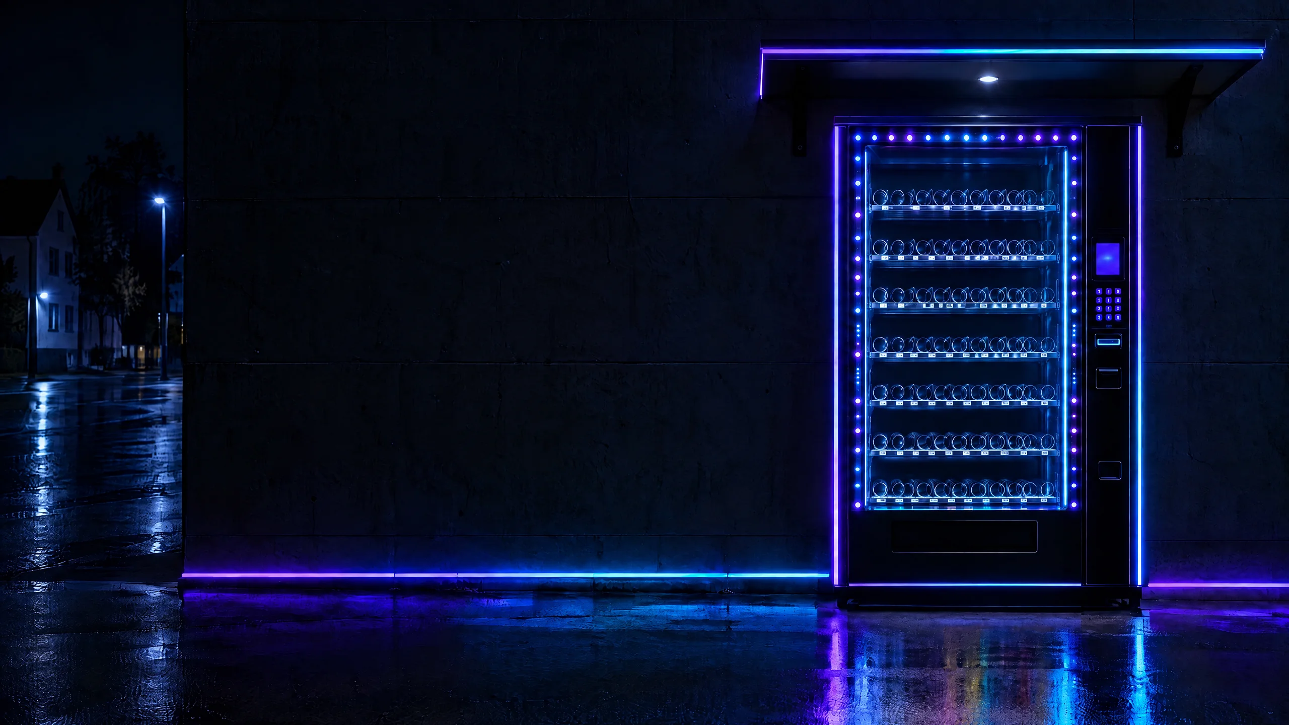 Beleuchteter SnackdoM-Automat bei Nacht